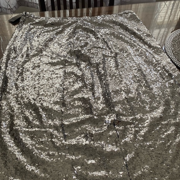 Sequin shimmer maxi skirt with slit - Picture 2 of 7